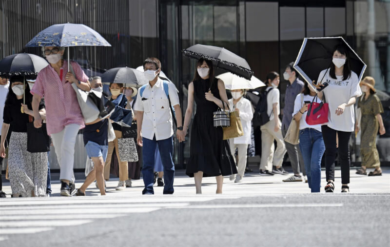 日本近日新增確診病例快速增加。圖為東京街頭人潮。（共同社）