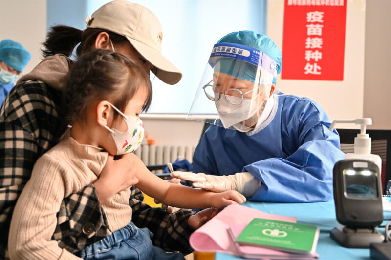 圖為今年3月中國內蒙古呼和浩特市的兒童接種COVID-19疫苗。（中新社）