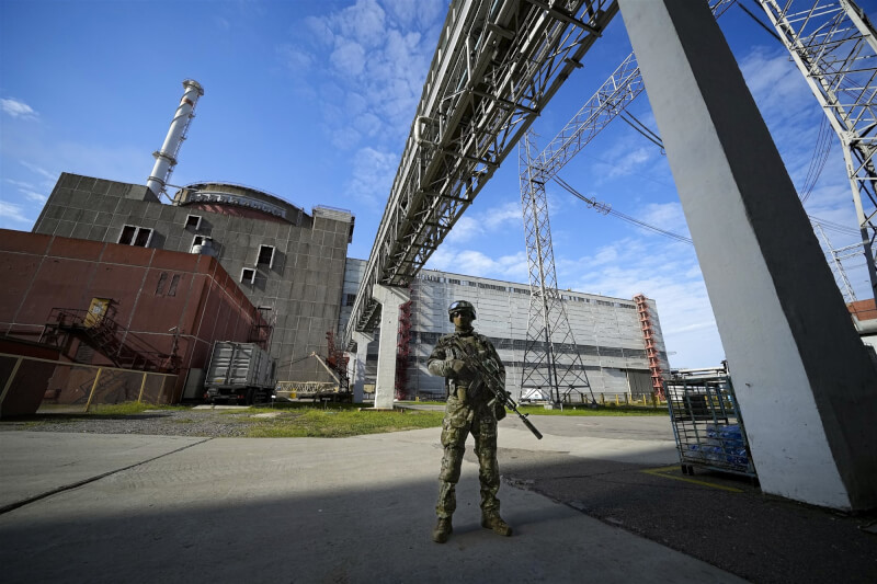 華爾街日報報導，占領烏克蘭南部札波羅熱核電廠的俄軍部隊，正在將這座歐洲最大的核能發電廠改造成前線軍事基地。圖為5月札波羅熱核電站前的一名俄羅斯軍人。（美聯社）