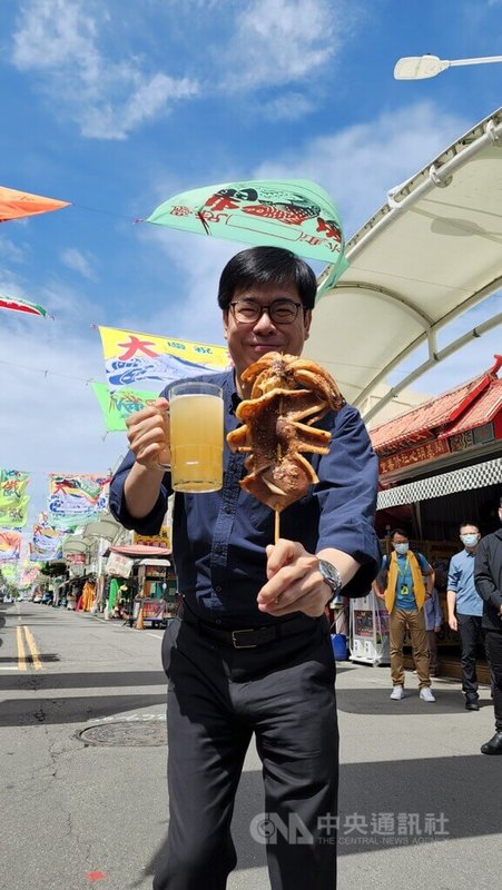 高雄市長陳其邁（圖）6日前往旗津宣傳週末起將舉行的黑沙玩藝節跟啤酒嘉年華，並親身體驗旗津啤酒及烤魷魚。中央社記者洪學廣攝  111年7月6日