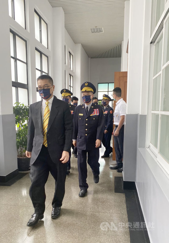 內政部長徐國勇(前左)6日出席警政署「2022年第19屆世界警察消防運動會代表團授旗典禮」,授旗給代表團29名警消成員。中央社記者黃麗芸攝 111年7月6日