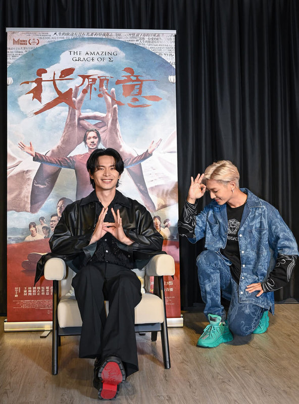 演員姚淳耀(左)6日在邪教犯罪影集「我願意」媒體茶敘現場,揣摩劇中教主模樣,飾演大明星信徒的炎亞綸(右)則在一旁參見,場面逗趣。(絡思本娛樂製作提供)中央社記者葉冠吟傳真 111年7月6日