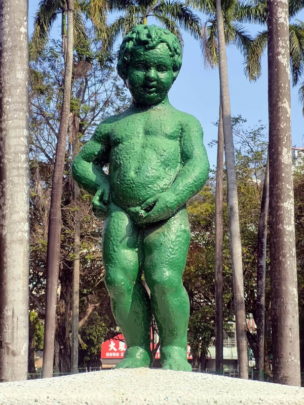 嘉義市政府指出,嘉義公園尿尿小童是許多市民兒時共同回憶,根據1939年的老照片佐證,尿尿小童距今已逾83年,在不同年代有著不同「膚色」,從古銅色、青銅色、白色到綠色等。圖為被漆成綠色的尿尿小童。(嘉義市政府提供)中央社記者黃國芳傳真 111年7月6日