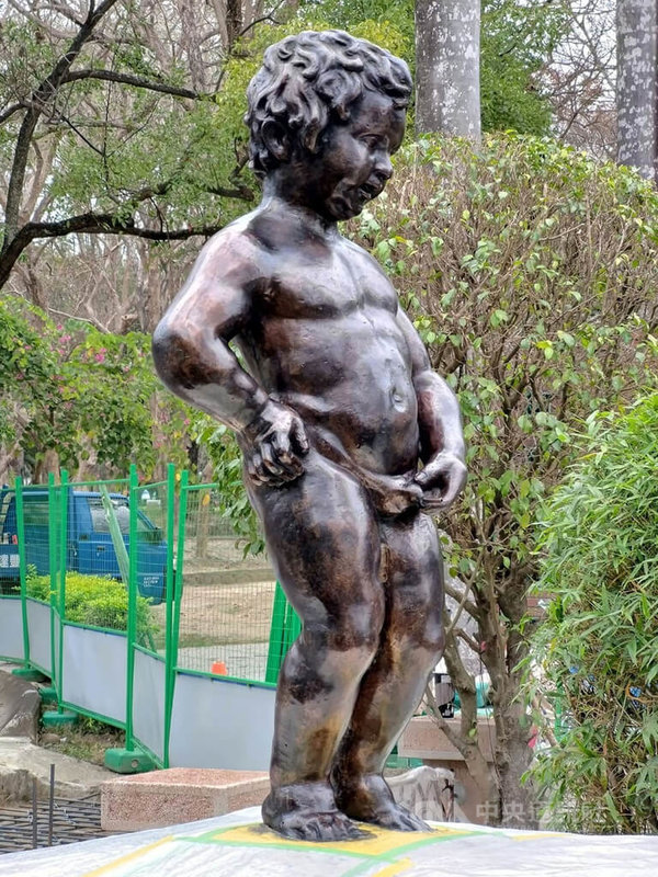 百年歷史嘉義公園第一期改善工程15日將舉行完工啟用店裡,其中深受各界矚目的尿尿小童,經去除塗層後,終於恢復昔日古銅本色。中央社記者黃國芳攝 111年7月6日