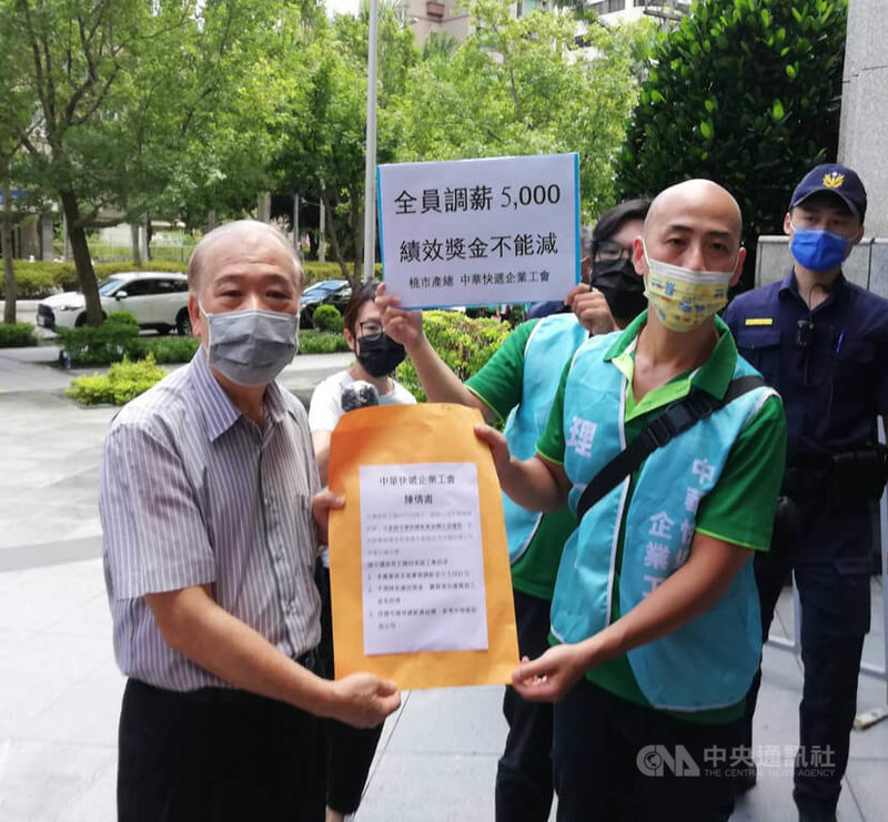 中華快遞工會9名人員在桃園市產業總工會協助下,6日再到交通部提出加薪訴求,要求實質調薪,所有基層人員月薪增加新台幣5000元,且不扣績效獎金,同時應參考中華郵政公司,健全調薪制度。圖為中華快遞董事長黃振忠(左)出面接下陳情書。中央社記者汪淑芬攝 111年7月5日