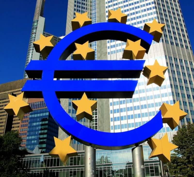 矗立在歐洲央行舊總部前的巨型歐元塑像，傳出將在10月被拍賣。（圖取自法蘭克福文化委員會網頁frakk.de）