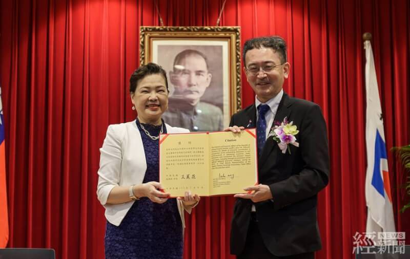 經濟部長王美花（左）6日頒發「經濟專業獎章」給日本台灣交流協會台北事務所首席副代表星野光明（右）。（圖取自經濟部網頁moea.gov.tw）