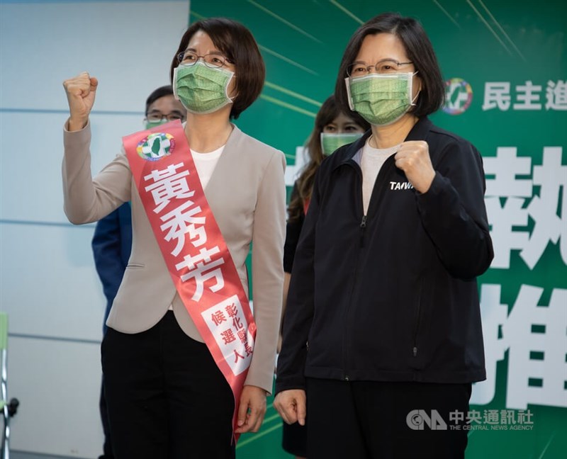 民進黨中執會6日通過徵召立委黃秀芳（前左）參選彰化縣長，下午舉行提名記者會，黨主席蔡英文（前右）會中親自授予競選背帶。中央社記者謝佳璋攝 111年7月6日