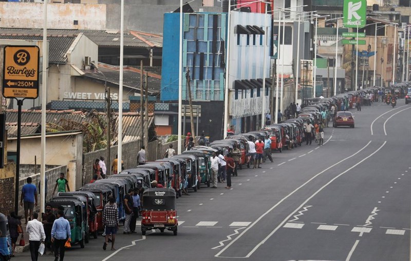 斯里蘭卡總理威克瑞米辛赫5日對國會表示，斯里蘭卡已經破產。圖為5日可倫坡三輪車司機在路邊排隊購買汽油。（路透社）