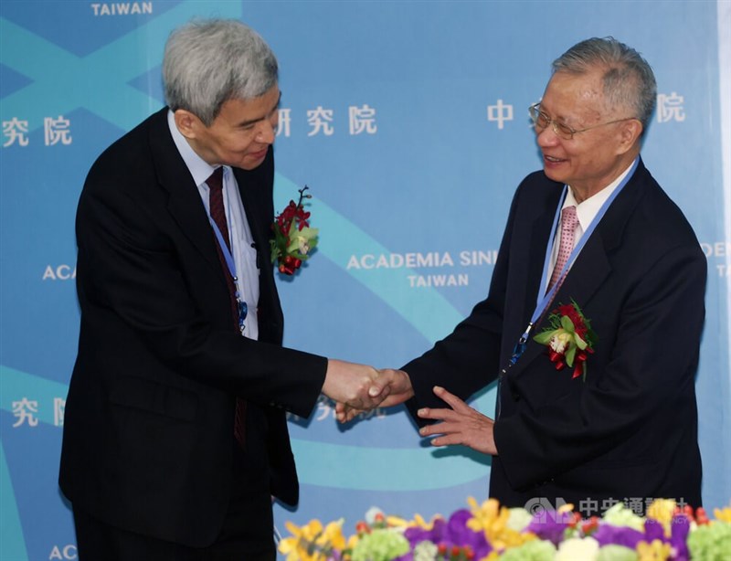 中研院7日下午舉行院士會議會後記者會,共19名學者專家當選新科院士,另有5人票數通過門檻,但國籍待確認;新科院士司徒惠康(左)、林昭庚(右)會中互相握手道賀。中央社記者鄭傑文攝 111年7月7日