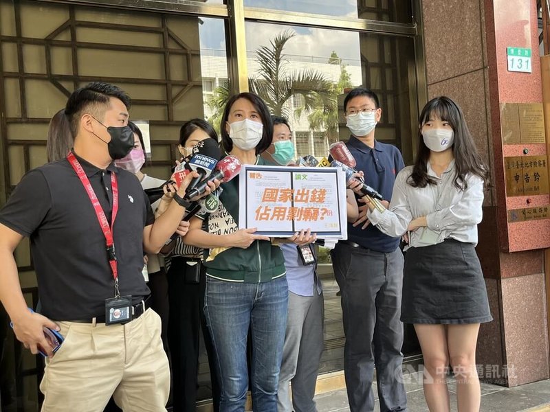 國民黨台北市議員王鴻薇(前中)7日上午前往台北地檢署,對將參選桃園市長的新竹市長林智堅提告誣告、違反著作權法。中央社記者林長順攝 111年7月7日