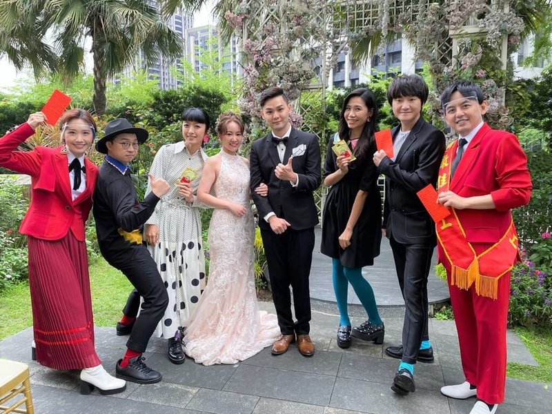 旺福樂團受邀擔任藝人黃子佼(右1)、Lulu黃路梓茵(左1)主持的「婚禮歌手」第2季首集嘉賓,為粉絲新人獻唱祝福歌。(東森綜合提供)中央社記者葉冠吟傳真 111年7月7日