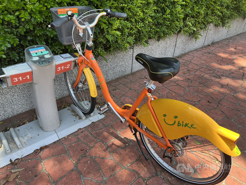 苗栗縣政府7日表示,考量YouBike1.0系統(圖)與2.0系統設備不相容,車輛無法相互借還,已規劃於鄰近台中市的苑裡鎮及鄰近新竹市的竹南鎮既有公共自行車租賃站區旁,增設YouBike2.0系統車柱,方便民眾跨縣市借還車,預計8月底前完成增設並啟用。中央社記者管瑞平攝 111年7月7日
