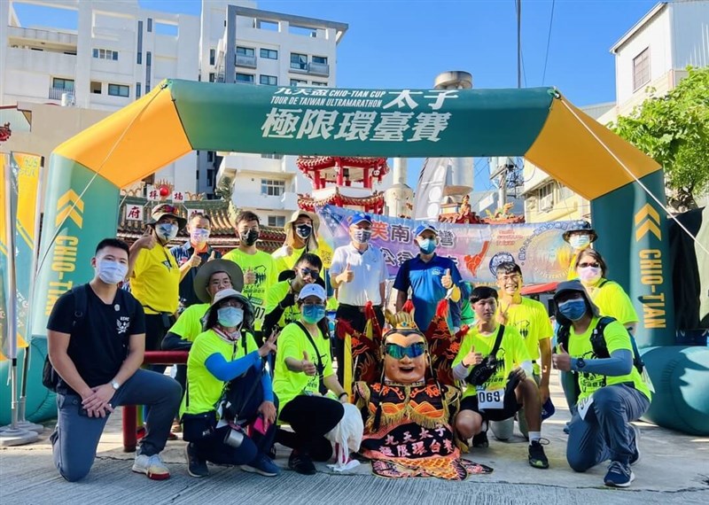 10名高雄中學儀隊學生響應九天民俗技藝團「極限環台賽」,挑戰為公益募款而走,7日上午從高雄熱血出發,踏訪台灣各地風情並協助弱勢族群。(高雄中學提供)中央社記者曾以寧傳真 111年7月7日