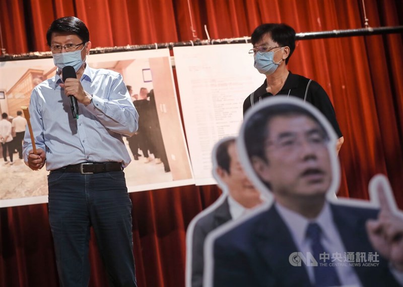 國民黨台南市長參選人謝龍介(左)7日召開記者會,指控台南市長黃偉哲、律師和靈骨塔業者同在飯局時,涉索賄新台幣720萬元情事,公布相關支票、匯款單影本,也請靈骨塔業者及其友人還原當時餐廳吃飯情形。中央社記者裴禛攝 111年7月7日