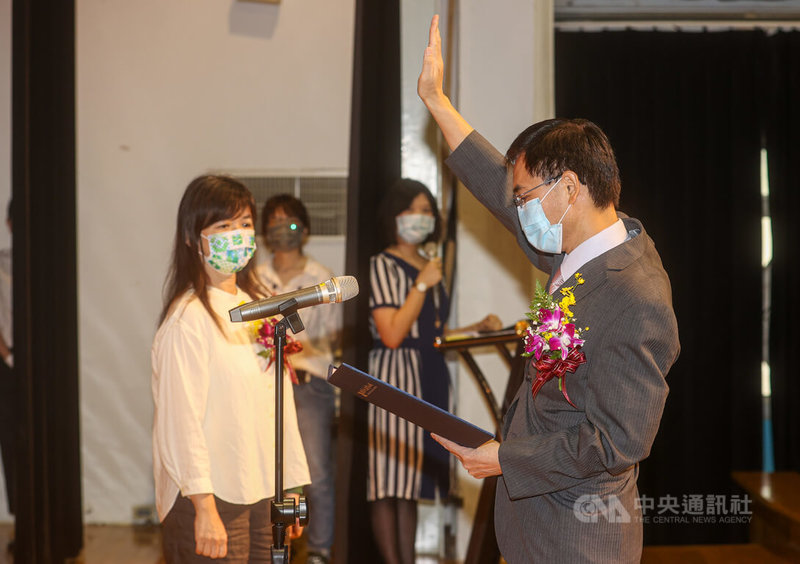 國家人權博物館7日上午舉行代理及新任館長交接典禮,文化資源司司長洪世芳(前右)宣讀誓詞,正式接任國家人權博物館館長。前左為文化部政務次長李靜慧。中央社記者鄭清元攝 111年7月7日