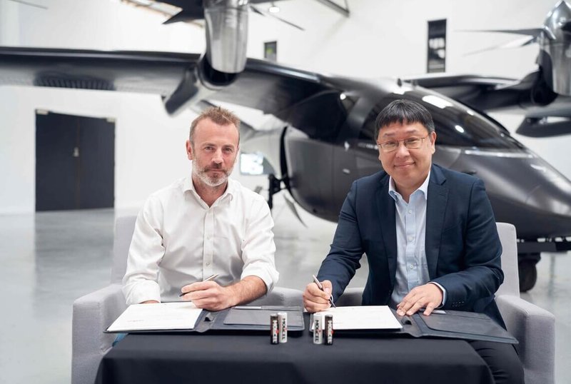 能元科技總經理薛人禎(右)與英國飛天車製造商Vertical Aerospace 執行長費茨派垂克(Stephen Fitzpatrick)(左)簽署戰略合作協定,使能元電池進軍下世代eVTOL。(台泥提供)中央社記者賴言曦傳真 111年7月7日