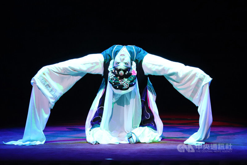 傳藝金曲獎演員黃宇琳加入國光劇團,9日即將在台灣戲曲中心舉辦專場演出,將帶來拿手好戲「癡夢」與「活捉」。圖為黃宇琳7日彩排「活捉」畫面。中央社實習記者李欣縵攝 111年7月7日