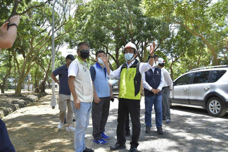 高雄市副市長林欽榮(前右)7日視察仁武區中正路改善暨西營區綠美化工程進度,他說,除中正路正進行道路改善工程,軍備局西營區土地也辦理綠美化工程中,工程進度已達約70%。(高雄市工務局養工處提供)中央社記者蔡孟妤傳真 111年7月7日