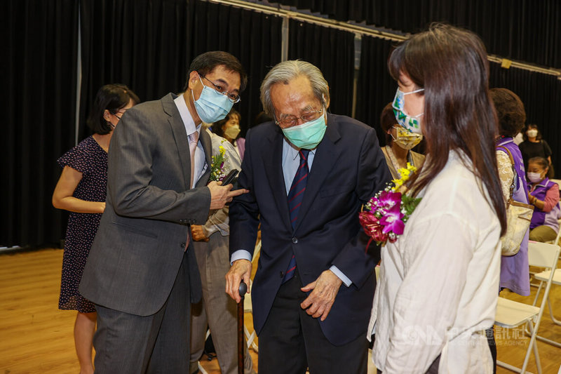 國家人權博物館7日上午舉行代理及新任館長交接典禮,新任館長洪世芳(左)與文化部政務次長李靜慧(右)在典禮後一同向白色恐怖政治受難者蔡焜霖(中)致意。中央社記者鄭清元攝 111年7月7日