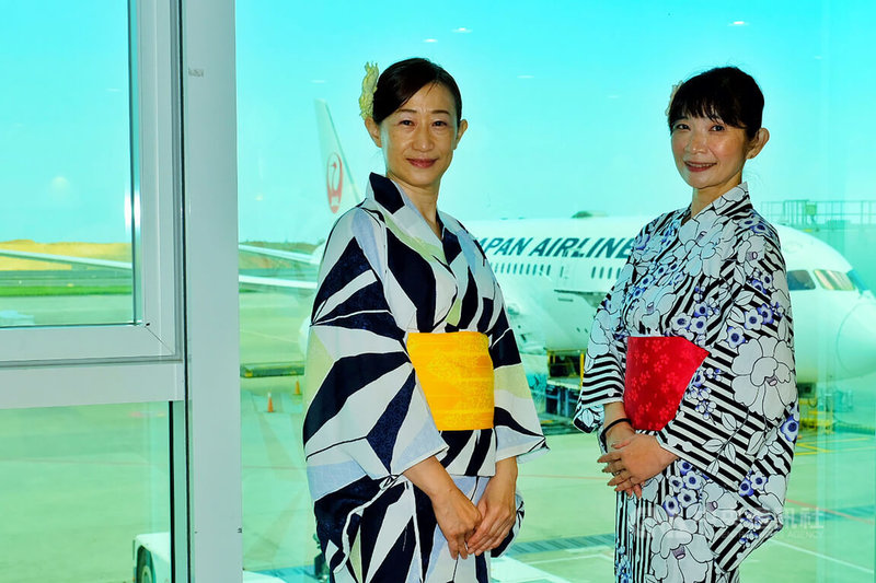 日本航空公司7日在桃機登機門舉行七夕祈福活動,現場準備了「七夕許願竹」以及「許願福籤」,由身著日式浴衣的「浴衣LADY」展現日本舞蹈,並協助旅客在「許願福籤」上寫下自己的願望,掛在許願竹上。中央社記者吳睿騏桃園機場攝 111年7月7日