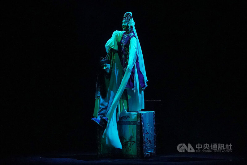 國光劇團團慶公演「眾星雲集.經典傳承」即將登場,演員黃宇琳(右)與陳清河(左)9日晚間將在台灣戲曲中心帶來精彩好戲「活捉」,7日進行彩排。中央社記者徐肇昌攝 111年7月7日