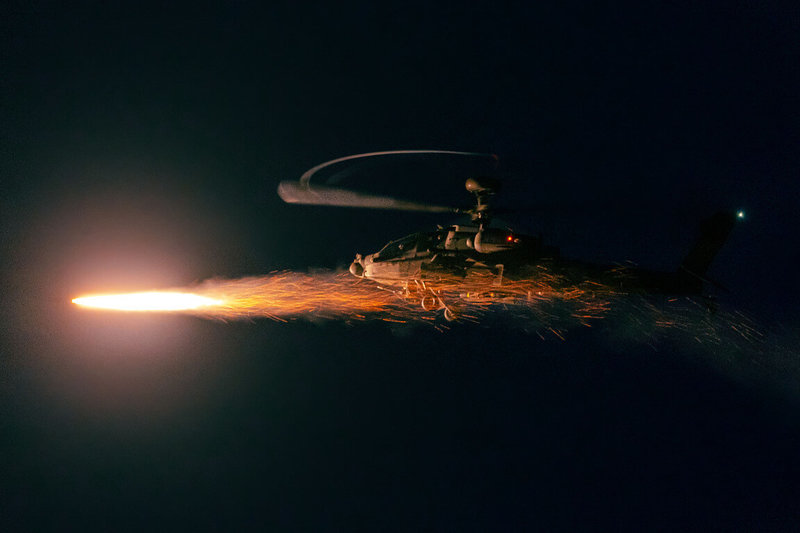 在神鷹操演中，AH-64E直升機實發射火箭地獄火飛彈（第四作戰區提供）中央社記者黃雅詩傳真  111年7月7日