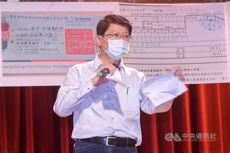 國民黨台南市長參選人謝龍介(圖)7日召開記者會,指控台南市長黃偉哲、律師和靈骨塔業者同在飯局時,涉索賄新台幣720萬元情事,並現場將收到的存證信函撕毀,向黃偉哲喊話,要求他出來面對、當面對質。中央社記者裴禛攝 111年7月7日
