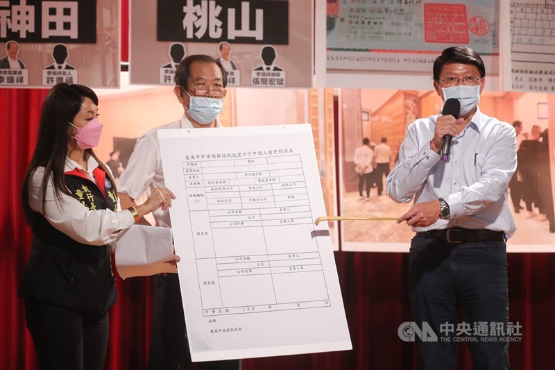 國民黨台南市長參選人謝龍介(右)7日召開記者會,指控台南市長黃偉哲、律師和靈骨塔業者同在飯局時,涉索賄新台幣720萬元情事,靈骨塔業者李瑞祥(中)出面說明過程。中央社記者裴禛攝 111年7月7日