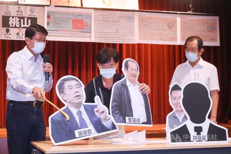 國民黨台南市長參選人謝龍介(左)7日召開記者會,指控台南市長黃偉哲、律師和靈骨塔業者同在飯局時,涉索賄新台幣720萬元情事,要求黃偉哲勇敢面對、當面對質,靈骨塔業者李瑞祥(右)及其友人許進福(中)出席說明當時與黃偉哲會面情形。中央社記者裴禛攝 111年7月7日