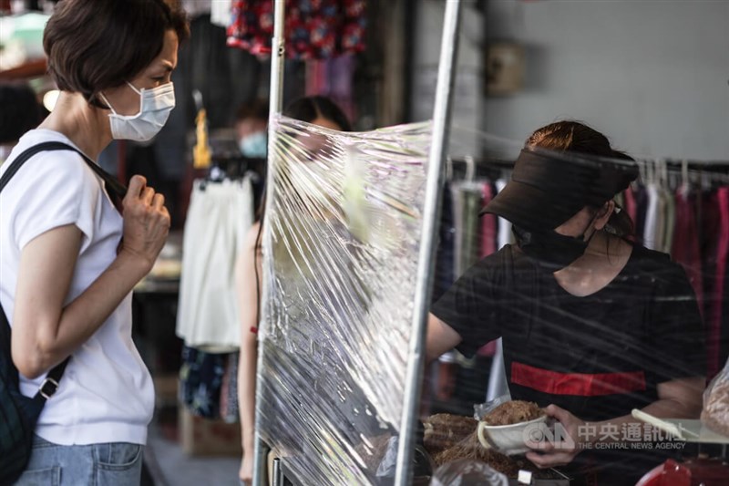 因應國內COVID-19疫情，台北市雙連市場店家使用塑膠膜隔出空間，拉開與顧客的距離，避免直接接觸增加染疫風險。中央社記者趙世勳攝 111年7月7日
