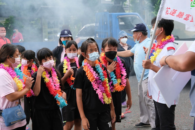花蓮縣富里鄉東里國小足球聯隊參加2022全國少年盃足球錦標賽,在4年級女生組勇奪冠軍,7日小選手們載譽返鄉,受到熱烈歡迎。(東里國小提供)中央社記者李先鳳傳真 111年7月7日