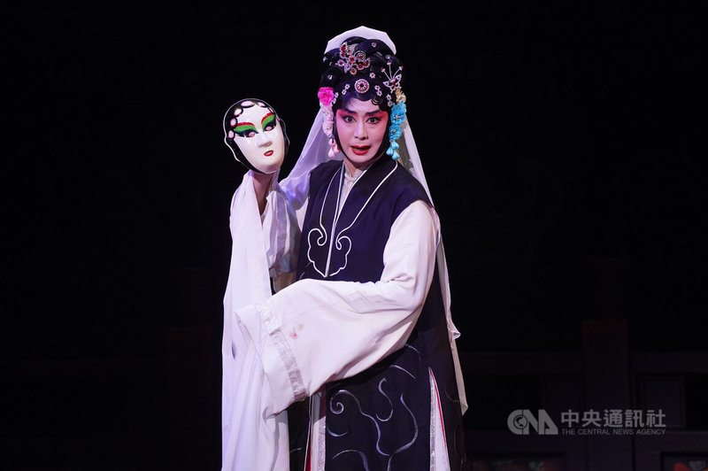 國光劇團9日將在台灣戲曲中心推出「黃宇琳專場」,由京劇小天后黃宇琳帶來拿手好戲「活捉」等,黃宇琳在「活捉」中飾演做鬼也要回來找情人的閻惜姣,「蹺功」及「水袖」功夫了得。中央社記者徐肇昌攝 111年7月7日