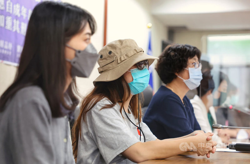 民進黨立委賴品妤(左)與人本教育基金會等7日在立法院舉辦記者會,呼籲修法將未成年性侵被害人追訴期改成自成年起算;另對未成年者利用權勢性侵,應加重其刑,並將狼師惡行「擴大調查」納入法規。中央社記者王飛華攝 111年7月7日
