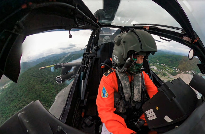在神鷹操演中,AH-64E直升機發射刺針飛彈。(第四作戰區提供)中央社記者黃雅詩傳真 111年7月7日