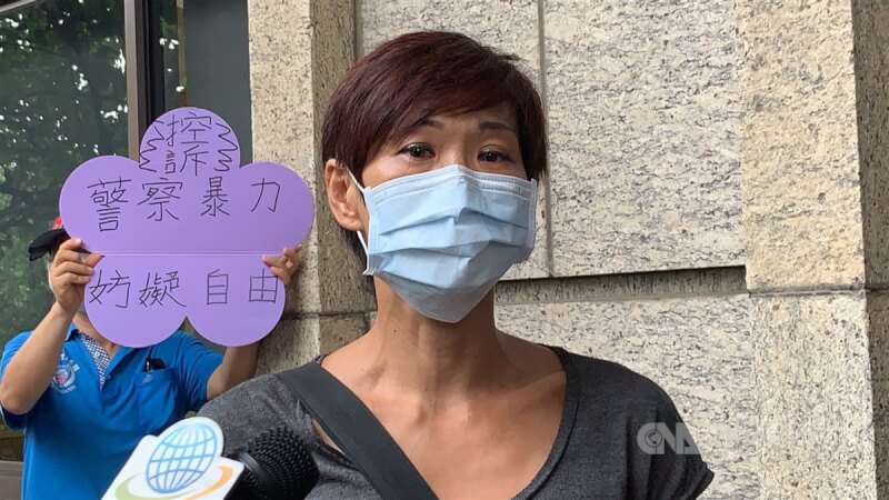 音樂女老師詹慧玲（圖）遭中壢員警壓制逮捕案，她14日表示，將提出國賠申請。（中央社檔案照片）