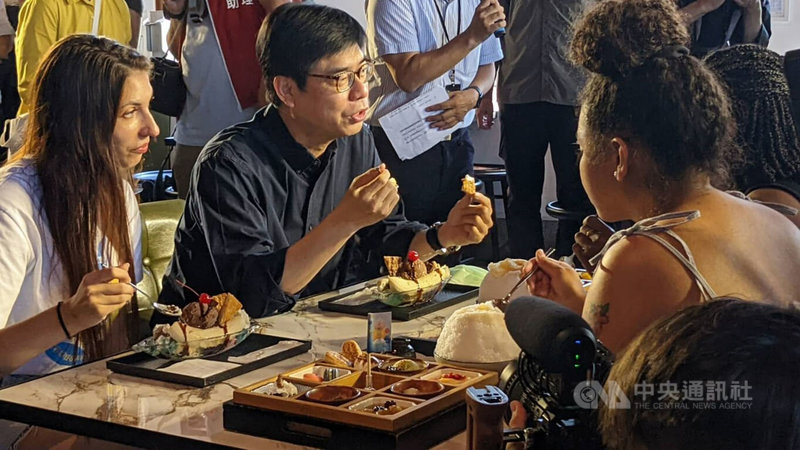 高雄市推出「大港閱冰」系列活動,市長陳其邁(左2)7日出席記者會宣布活動開跑,並親自品嚐創意冰品。中央社記者曾以寧攝 111年7月7日