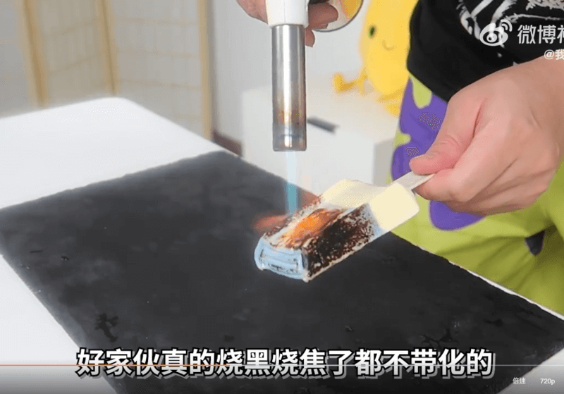 網友測試中國「鍾薛高」冰品用噴槍燒不化，遭到各界嚴厲抨擊。（圖取自微博weibo.com）