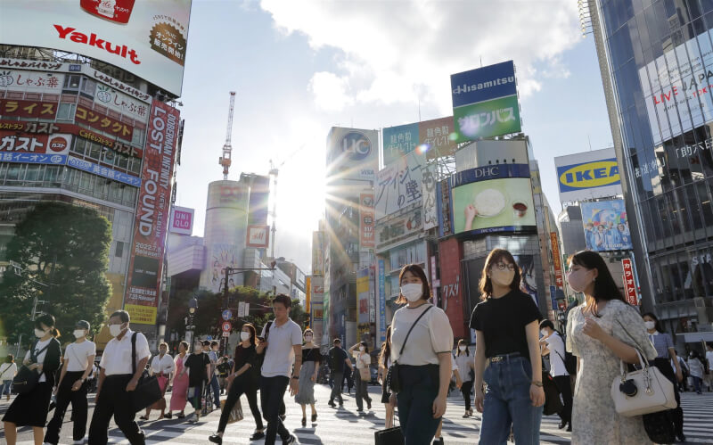 日本東京連續兩天單日新增逾8000例COVID-19確診病例。圖為7日人們戴口罩走在東京澀谷街頭。（共同社）