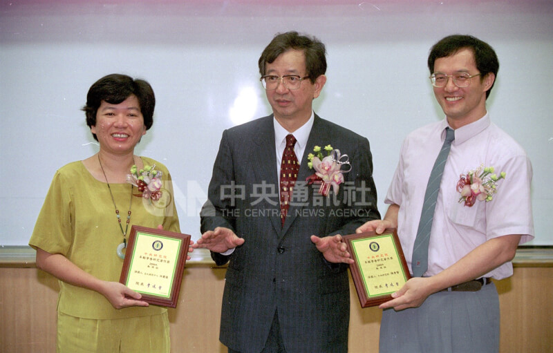 圖為2000年時任中研院院長李遠哲(中)親自頒發年輕學者研究著作獎給林麗瓊(左)、陳貴賢(右)夫婦。(中央社檔案照片)