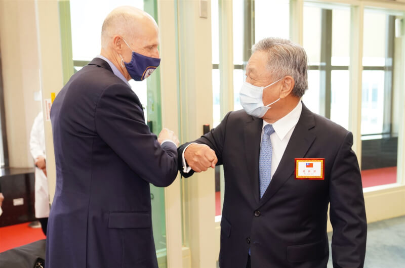 美國聯邦參議員史考特（左）7日訪台，外交部政務次長田中光（右）代表政府前往接機。（圖取自外交部網頁mofa.gov.tw）