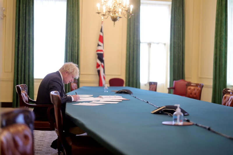 英國首相強生政府醜聞纏身,已有40多名政府官員相繼請辭,內閣和保守黨內要求他下台的聲浪再起。(圖取自facebook.com/borisjohnson)