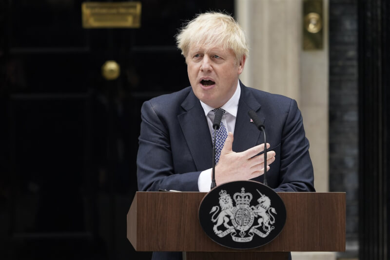 英國首相強生7日在唐寧街10號前宣布辭去保守黨黨魁職務。（美聯社）