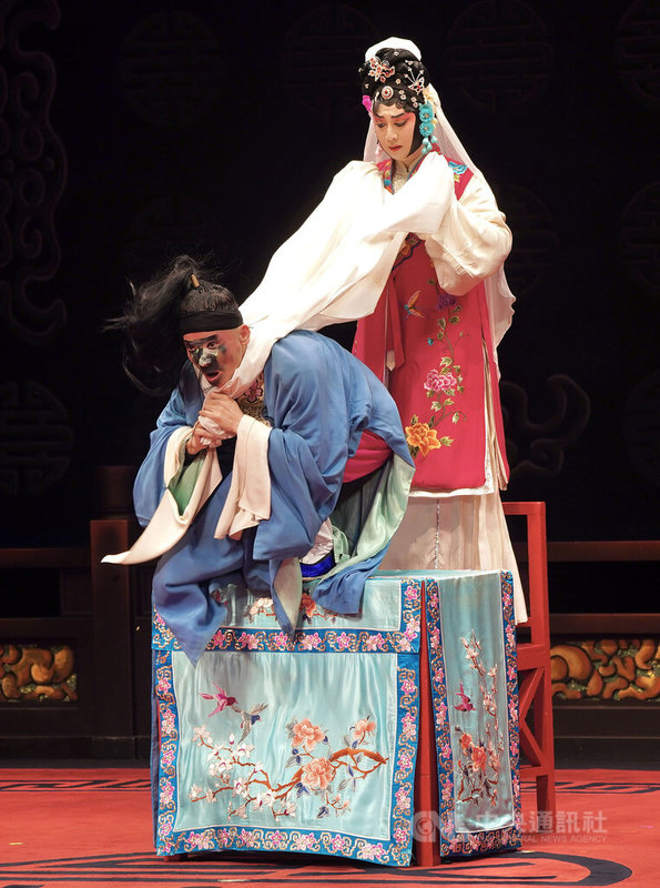 國光劇團27日週年團慶公演「眾星雲集.經典傳承」8日起將在台灣戲曲中心登場,9日晚間帶來「黃宇琳專場」,由演員黃宇琳(後)與陳清河(前)上演劇碼「活捉」,7日彩排曝光精彩片段。中央社記者徐肇昌攝 111年7月7日