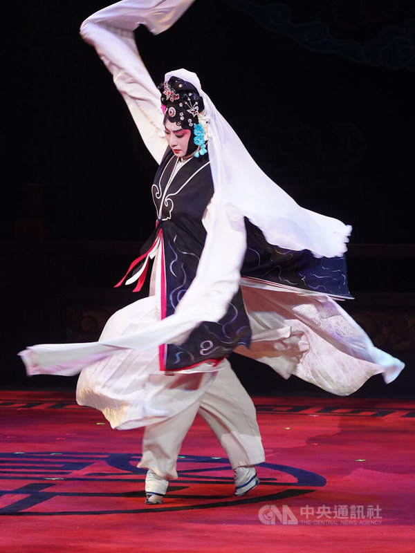 歷練傳統京劇嚴謹訓練與當代劇場洗禮,「京劇小天后」黃宇琳加入國光劇團成一等演員,9日將在台灣戲曲中心進行專場演出,帶來精彩好戲「活捉」等,7日彩排時黃宇琳展現苦練多年的蹺功。中央社記者徐肇昌攝 111年7月7日