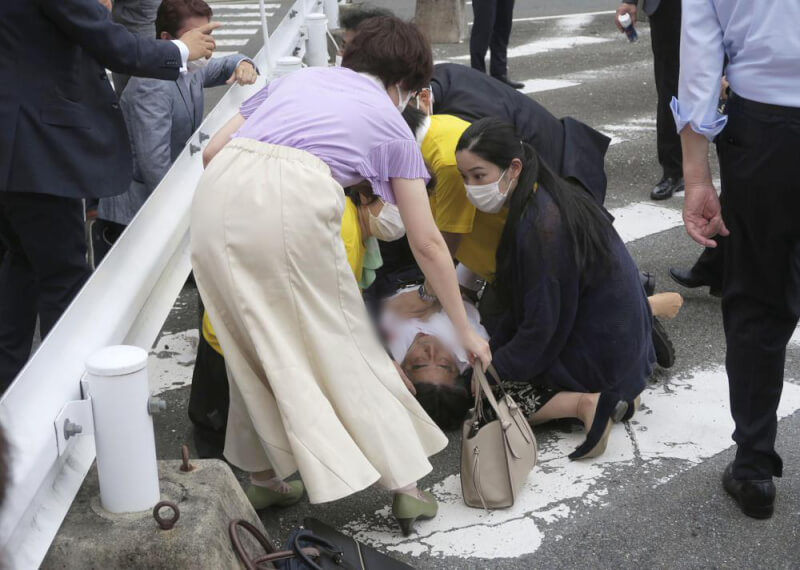日本前首相安倍晉三8日上午在奈良幫參議院議員候選人助選時，遭一名男子開槍擊中，隨後倒地流血。（共同社）