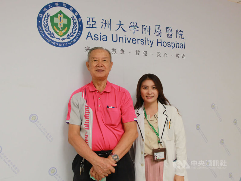 亞洲大學附屬醫院社會工作室代理組長陳淑媛(右)大讚80歲志工林政吉(左)是大家的精神標竿,疫情期間也不缺席,讓醫護人員都感受到溫暖。中央社記者蘇木春攝 111年7月8日