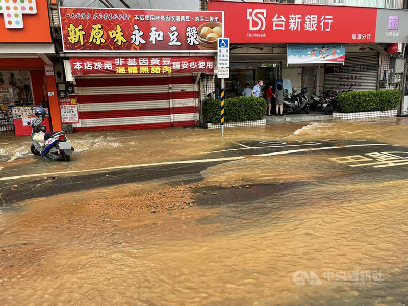 台灣自來水公司第二區管理處8日發布停水通知，龍潭區中正路下午發生自來水管破管事件，影響約9000餘戶；周邊路面一度因爆管產生大量淹積水，鄰近店家也遭殃。（翻攝照片）中央社記者葉臻傳真 111年7月8日