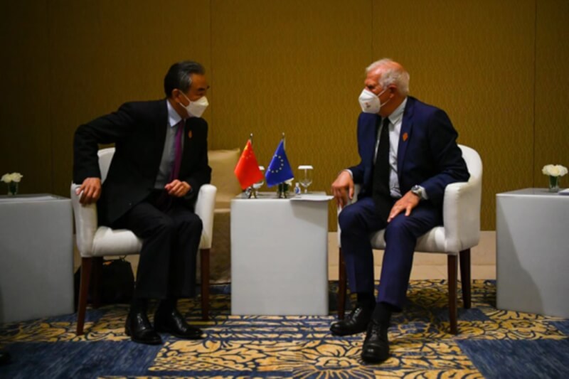 中國外交部長王毅（左）7日和歐盟外交與安全政策高級代表波瑞爾（右）會面，討論烏克蘭問題。（圖取自中國外交部網頁fmprc.gov.cn）