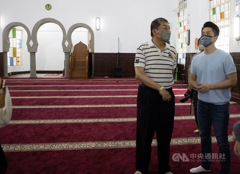 國民黨台北市長參選人蔣萬安（右）8日拜會台北清真寺，請益瞭解穆斯林文化。中央社記者謝佳璋攝  111年7月8日